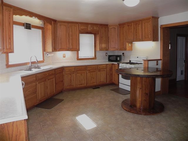 31765 M-60, Leonidas, MI 49066