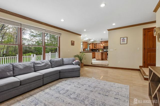 18 Tanglewood Place, Monroe, NJ 08831