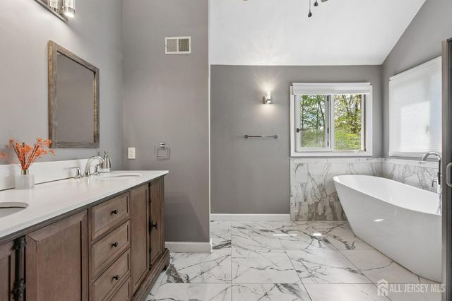 18 Tanglewood Place, Monroe, NJ 08831