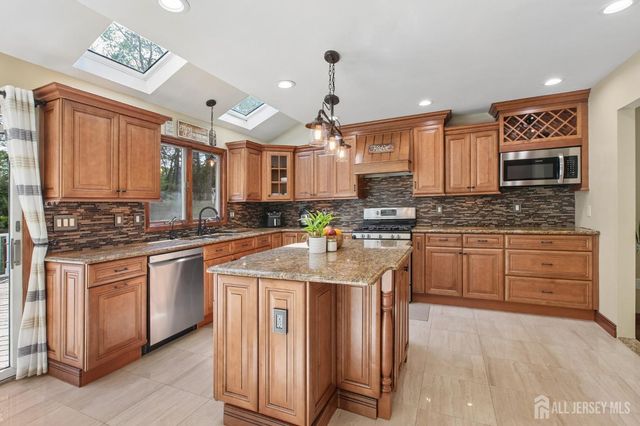 18 Tanglewood Place, Monroe, NJ 08831