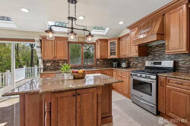 18 Tanglewood Place, Monroe, NJ 08831