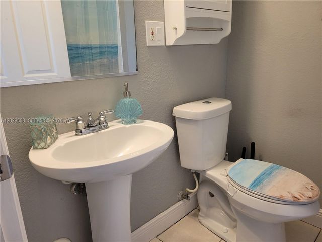 2560 NE 8th Terrace, Pompano Beach, FL 33064