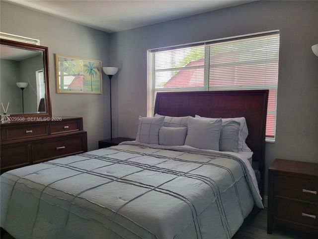 2560 NE 8th Terrace, Pompano Beach, FL 33064