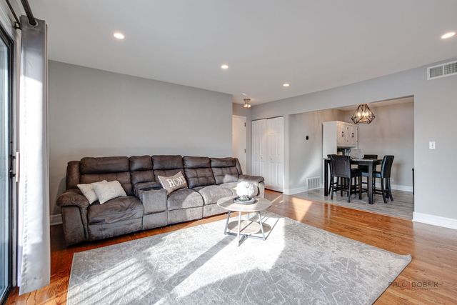 725 Limerick Lane 2D, Schaumburg, IL 60193