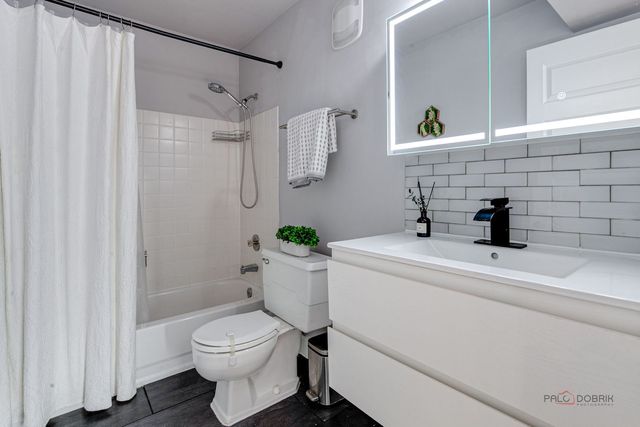 725 Limerick Lane 2D, Schaumburg, IL 60193