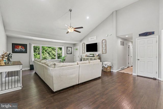 331 LAKEWOOD DR, Harrisburg, PA 17112