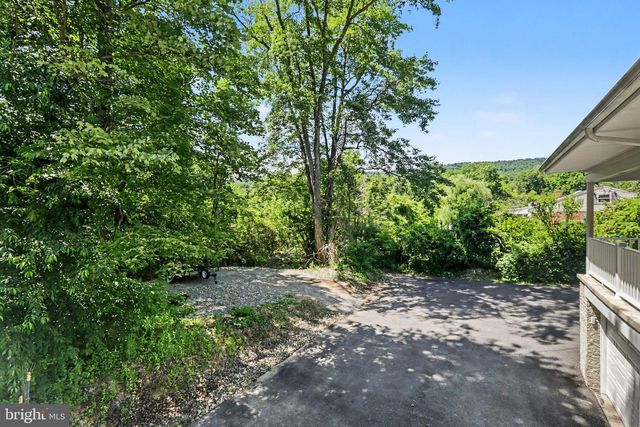 331 LAKEWOOD DR, Harrisburg, PA 17112