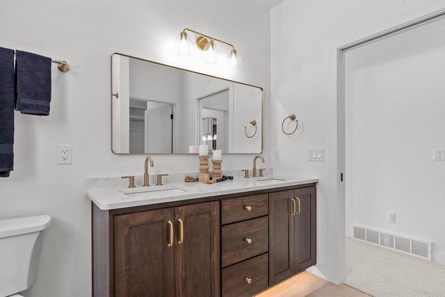 N8881 KILLARNEY WAY, Menasha, WI 54952