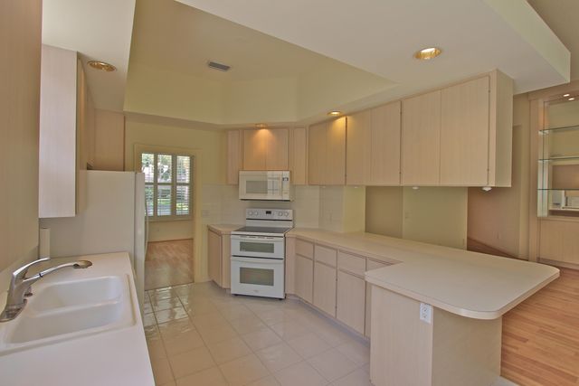 160 Lost Bridge Drive, Palm Beach Gardens, FL 33410