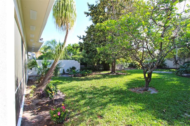 160 Lost Bridge Drive, Palm Beach Gardens, FL 33410