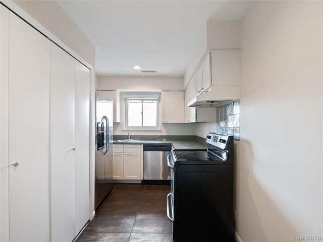 1928 KLINGENSMITH Road 63C, Bloomfield Charter Township, MI 48302