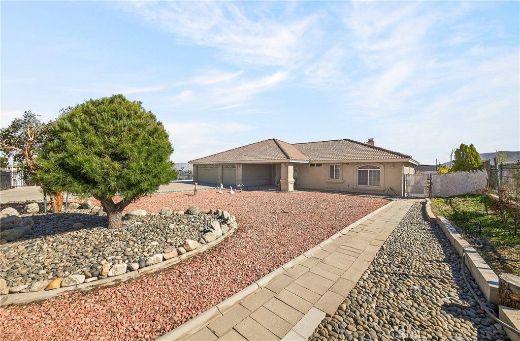 Image 5 of property listing at 7841 Corona, Hesperia, CA 92345