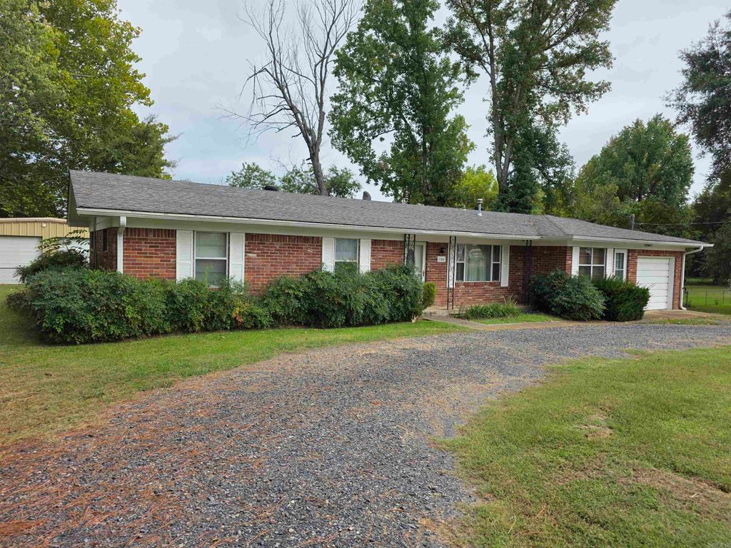 1100 Reine Street, Mena, AR 71953