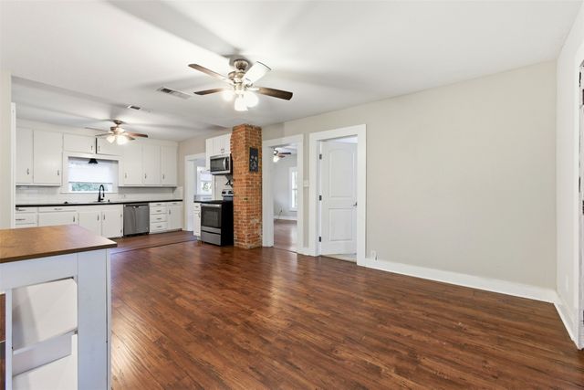 405 College Street, Cleburne, TX 76033