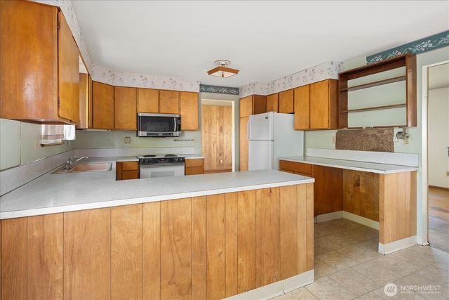 1215 S 234th Place, Des Moines, WA 98198