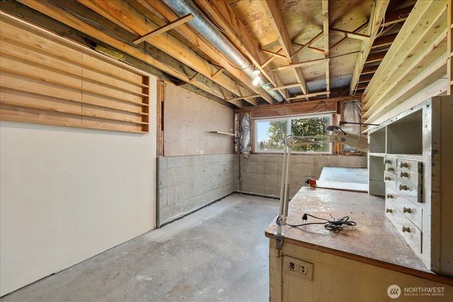 1215 S 234th Place, Des Moines, WA 98198