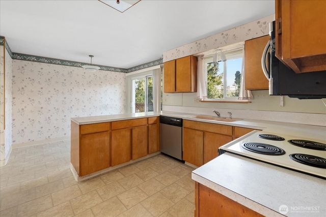 1215 S 234th Place, Des Moines, WA 98198