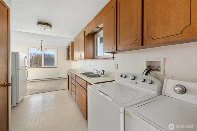 1215 S 234th Place, Des Moines, WA 98198
