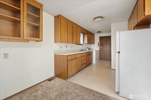 1215 S 234th Place, Des Moines, WA 98198