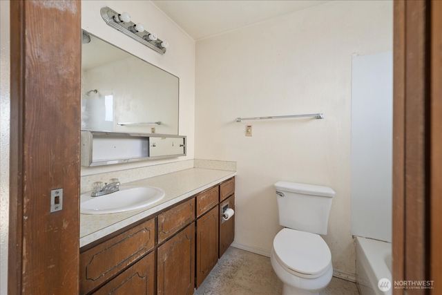 1215 S 234th Place, Des Moines, WA 98198