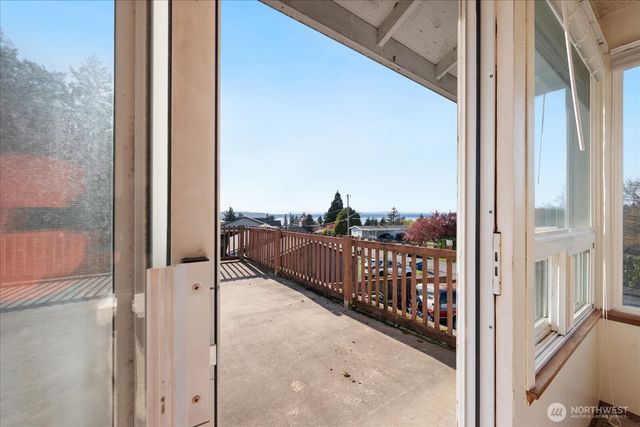 1215 S 234th Place, Des Moines, WA 98198