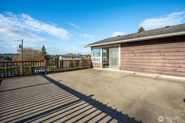 1215 S 234th Place, Des Moines, WA 98198