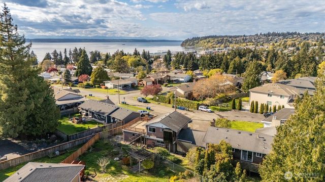 1215 S 234th Place, Des Moines, WA 98198