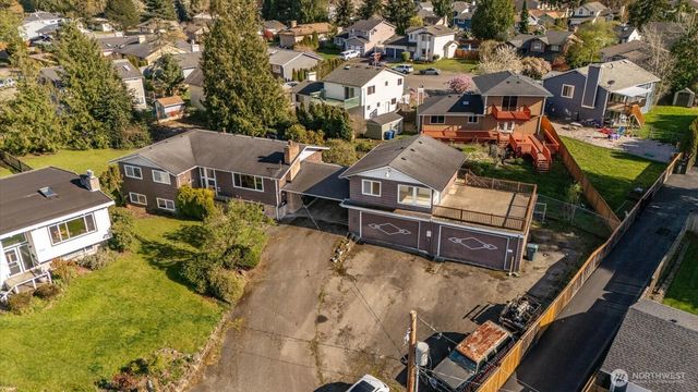 1215 S 234th Place, Des Moines, WA 98198