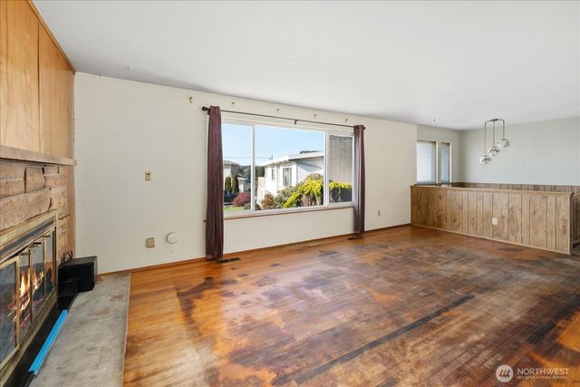 1215 S 234th Place, Des Moines, WA 98198