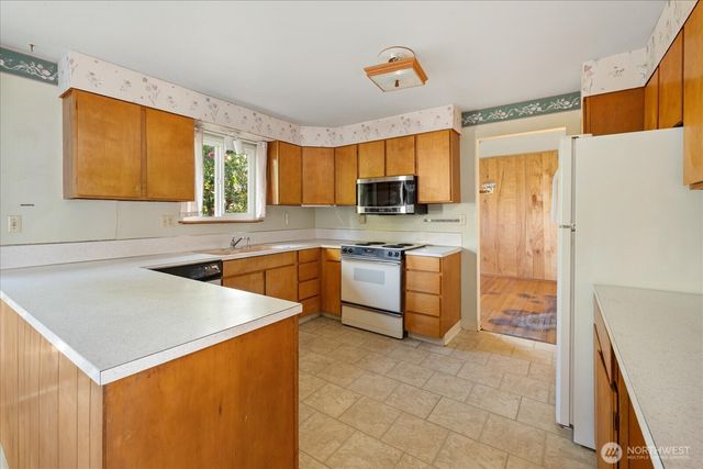 1215 S 234th Place, Des Moines, WA 98198