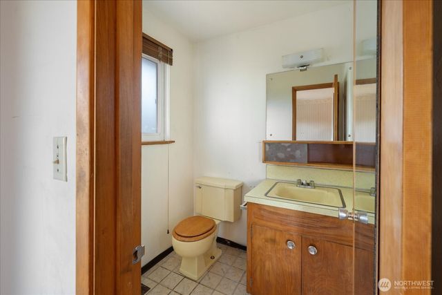 1215 S 234th Place, Des Moines, WA 98198
