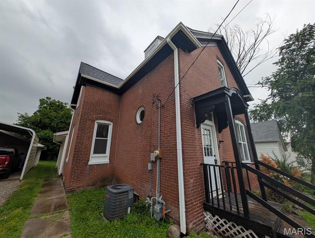 24 S 14th Street, Belleville, IL 62220