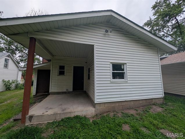 24 S 14th Street, Belleville, IL 62220