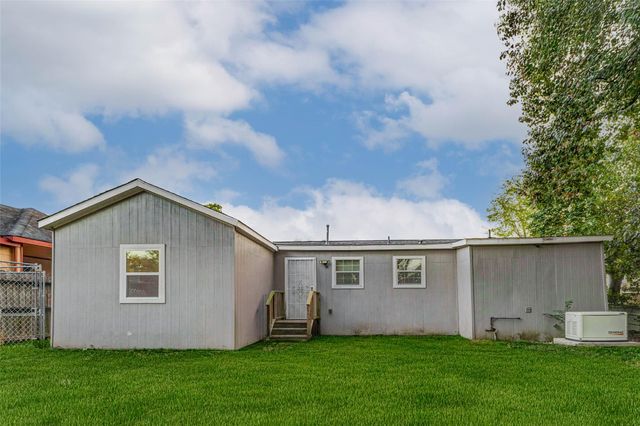 907 Whitaker Avenue, Pasadena, TX 77506