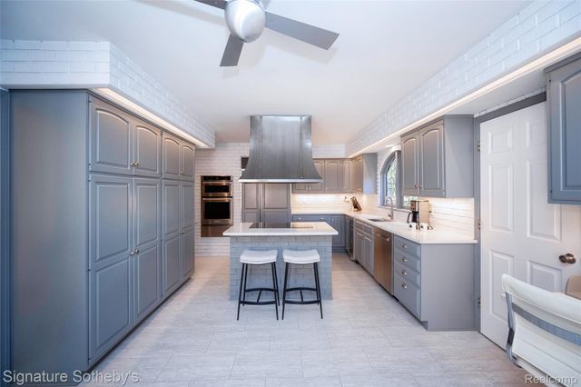 1897 Pine Ridge Lane 12, Bloomfield Charter Township, MI 48302