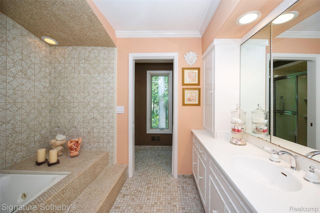 1897 Pine Ridge Lane 12, Bloomfield Charter Township, MI 48302