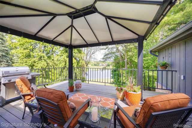 1897 Pine Ridge Lane 12, Bloomfield Charter Township, MI 48302