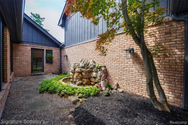 1897 Pine Ridge Lane 12, Bloomfield Charter Township, MI 48302