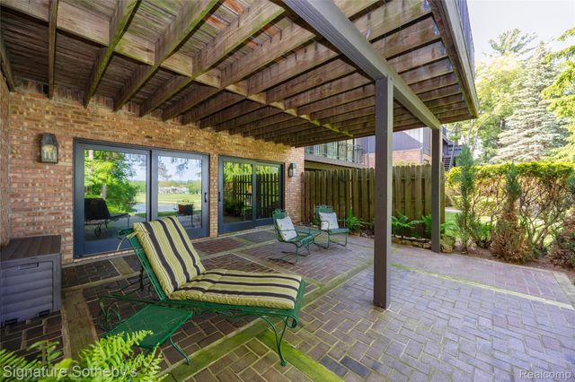 1897 Pine Ridge Lane 12, Bloomfield Charter Township, MI 48302
