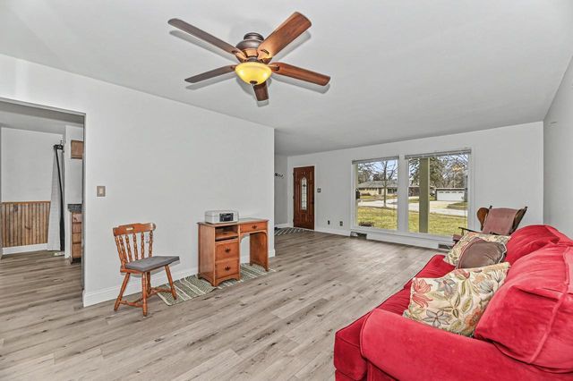 1023 W Glenn DRIVE, Waukesha, WI 53188