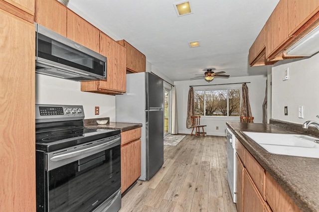 1023 W Glenn DRIVE, Waukesha, WI 53188