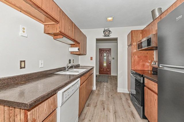 1023 W Glenn DRIVE, Waukesha, WI 53188