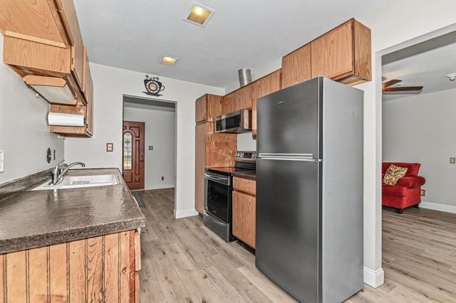 1023 W Glenn DRIVE, Waukesha, WI 53188