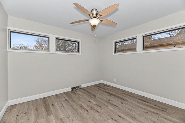 1023 W Glenn DRIVE, Waukesha, WI 53188