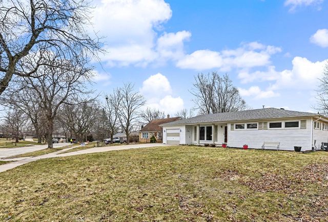 1023 W Glenn DRIVE, Waukesha, WI 53188