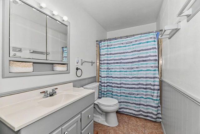 1023 W Glenn DRIVE, Waukesha, WI 53188