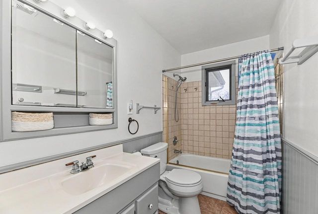 1023 W Glenn DRIVE, Waukesha, WI 53188