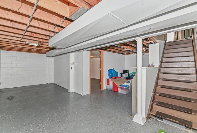 1023 W Glenn DRIVE, Waukesha, WI 53188