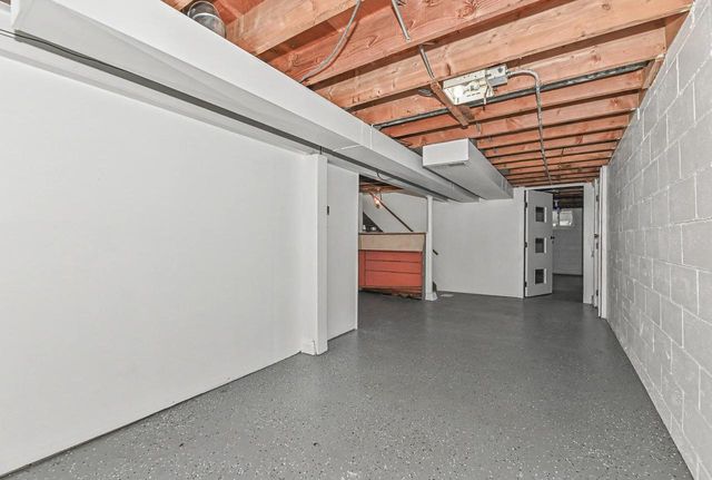 1023 W Glenn DRIVE, Waukesha, WI 53188