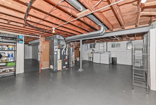 1023 W Glenn DRIVE, Waukesha, WI 53188